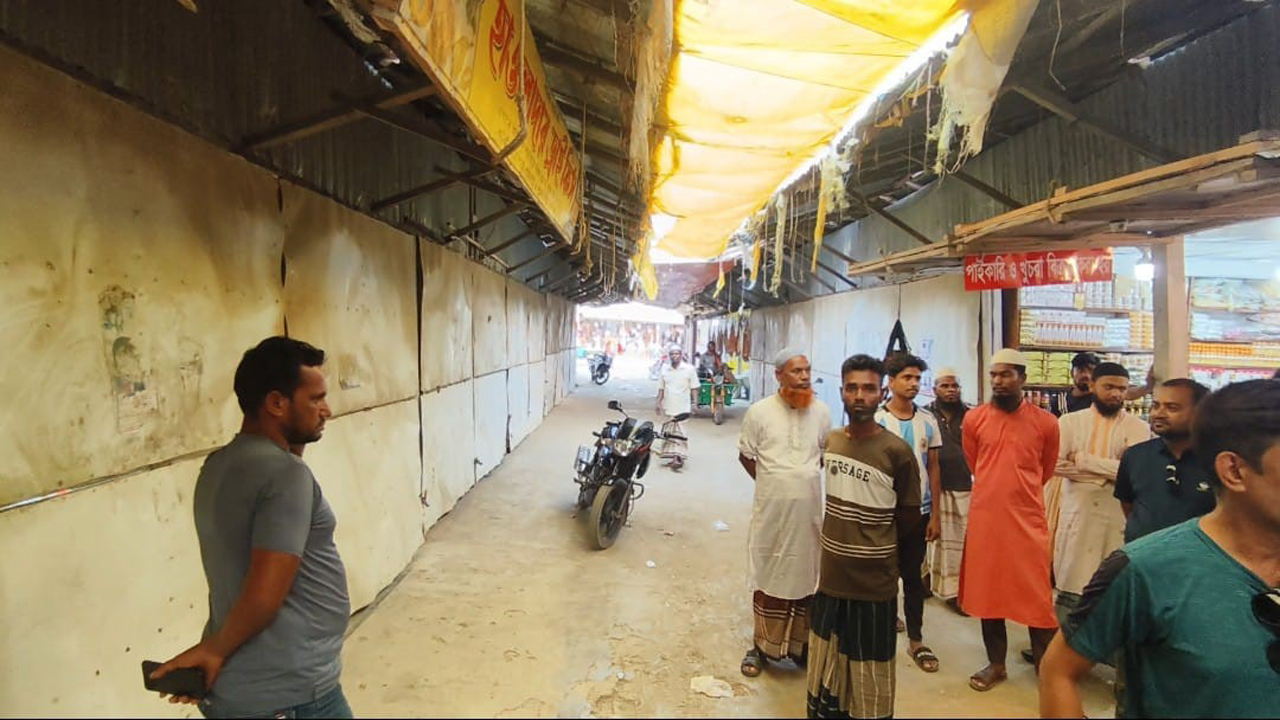 কুয়াকাটায় ১০ দোকানে তালা দিলেন বিএনপি নেতার ছেলেরা